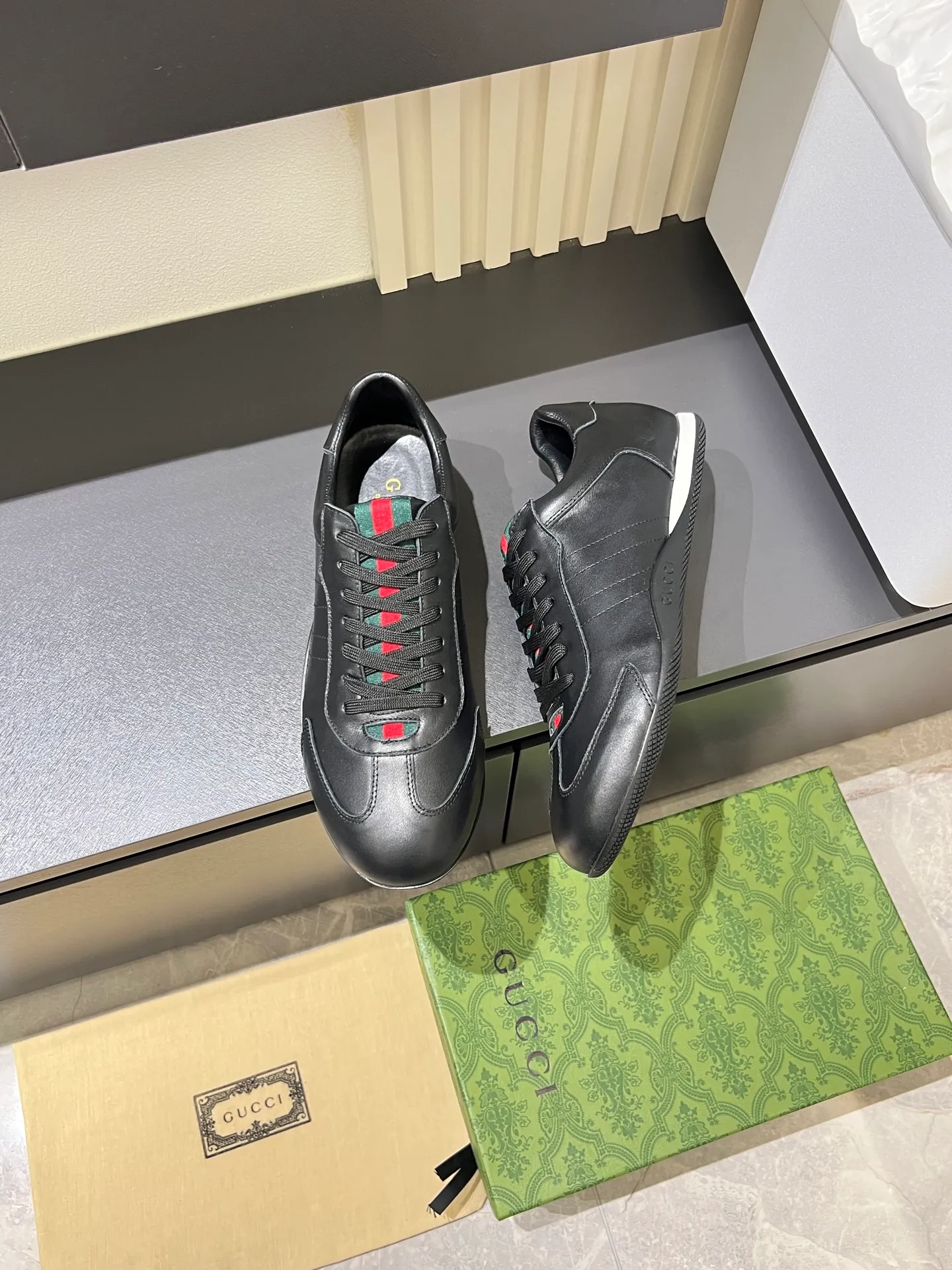 Men's shoes 💰p400 Gucci Shift series sports shoes, featuring lightweight thin sole design, suede + canvas + technical fabric splicing, perfect texture! The tongue and heel have red and green webbing, which is highly recognizable✨. The classic brown + off-white color scheme is retro and modern. The shell-toe shoe shape makes the feet smaller. It is perfect for daily wear or skirts and trousers. The upper fabric + elastic heel is easy to put on and take off, and the wrapping feeling is comfortable. It can be used for commuting and leisure. It has become one of Demna Gvasalia’s hottest items after taking over🔥. size: 38-45!